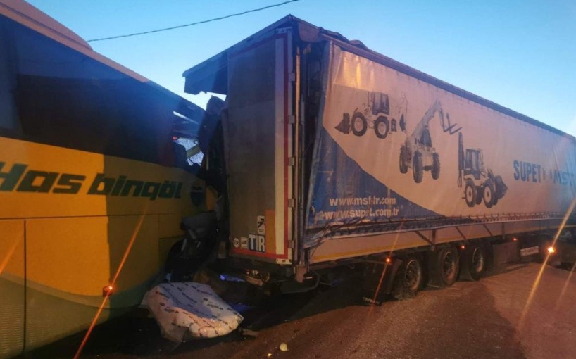 Elazığ da yolcu otobüsü kazası: Ölü ve yaralılar var