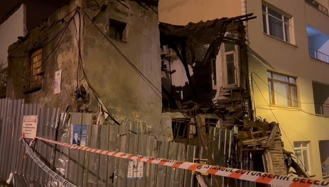 Beyoğlu’nda metruk bina çöktü