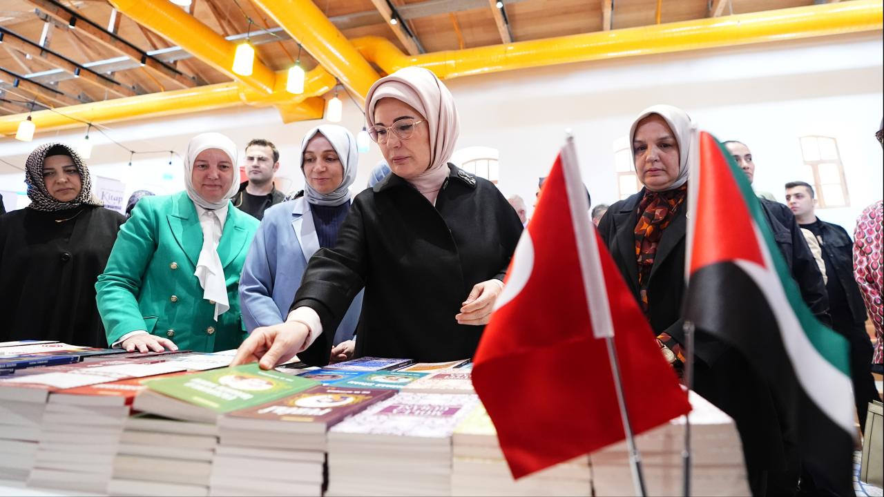 Emine Erdoğan dan Şule Yüksel Şenler Vakfı Kitap ve Kültür Günleri etkinlik alanına ziyaret