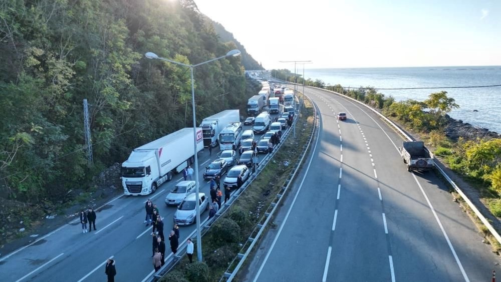 Artvin-Rize yolunda heyelan: Uzun araç kuyrukları oluştu