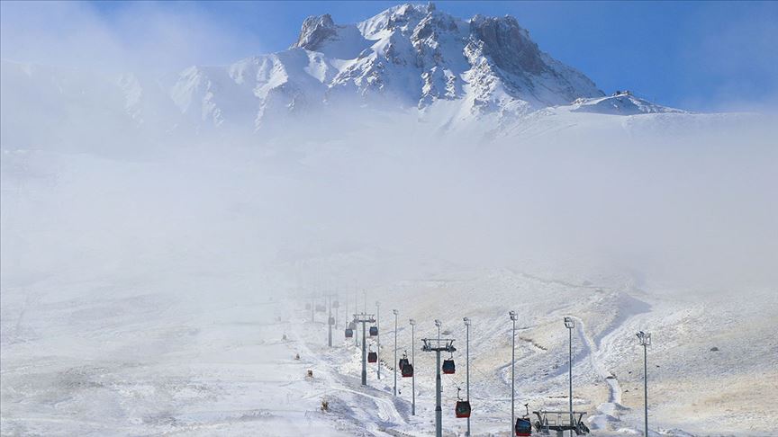 Erciyes Kayak Merkezi nde kar kalınlığı 20 santimetreye ulaştı