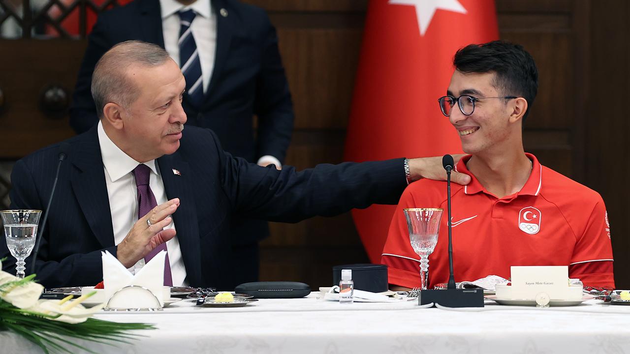 Cumhurbaşkanı Erdoğan Mete Gazoz u arayarak tebrik etti