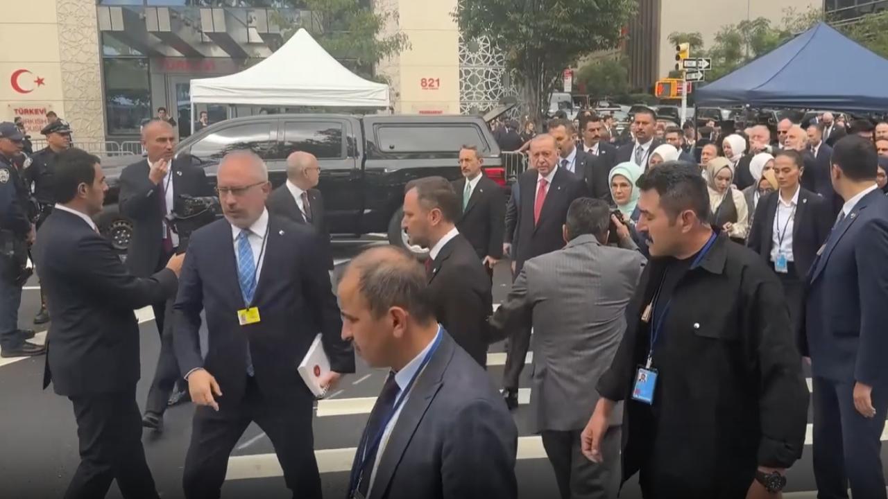 Cumhurbaşkanı Erdoğan BM binasına yürüyerek geçti