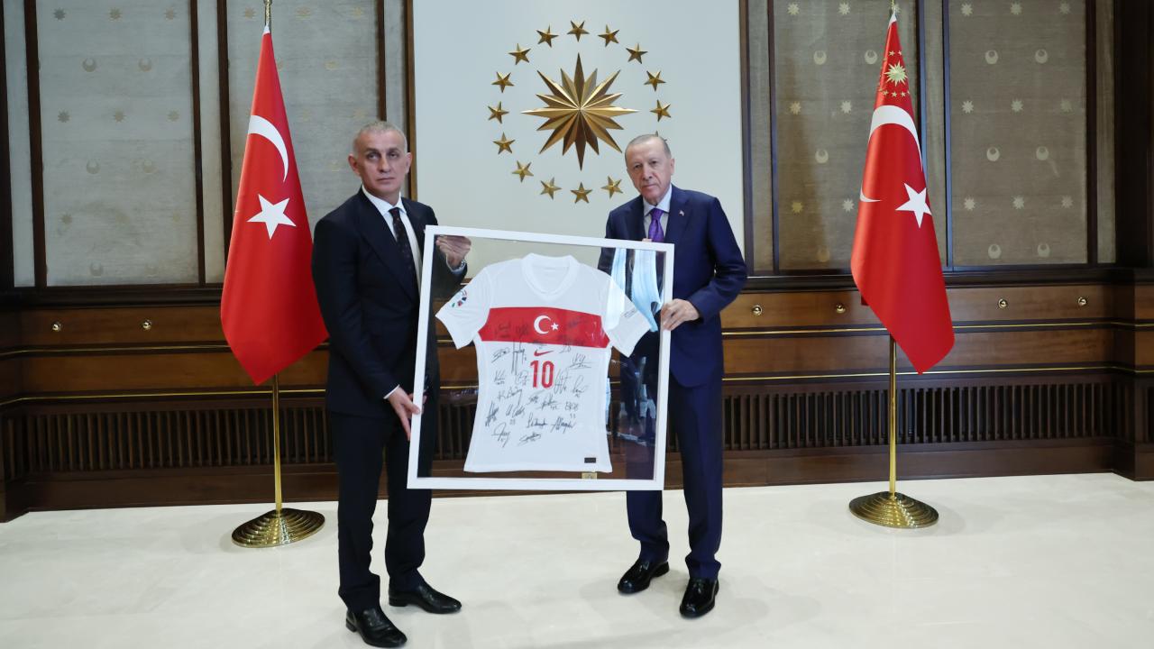 Cumhurbaşkanı Erdoğan, TFF Başkanı Hacıosmanoğlu ile beraberindekileri kabul etti