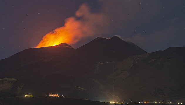 Etna Yanardağı lav püskürtmeye başladı