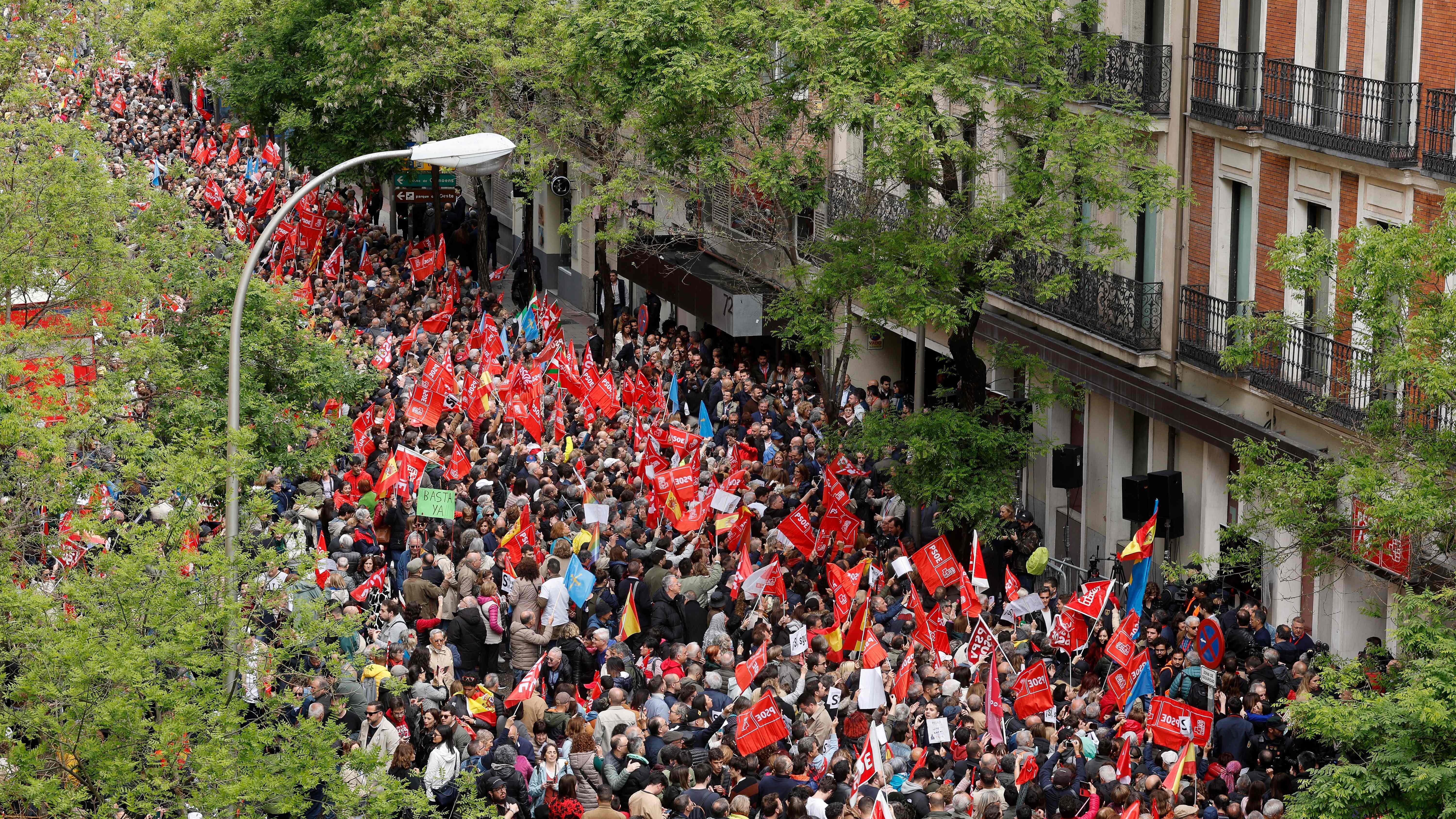 İspanya da istifa etmeyi düşünen Başbakan Sanchez e destek