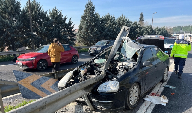 Otomobil bariyerlere girdi: 1 i ağır 4 yaralı