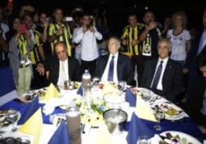 Fenerbahçeli yöneticiler ve futbolculardan şampiyonluk kutlaması!