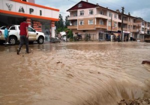 Hindistan da sel felaketi 11 kişinin canına mal oldu!