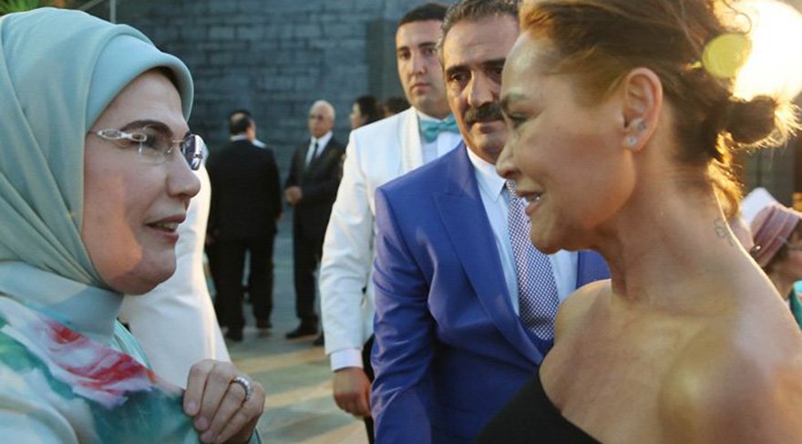 Hülya Avşar’ın dekolteli iftar yorumu