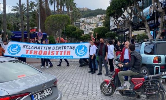 Alanya’da Ekrem İmamoğlu na pankartlı protesto