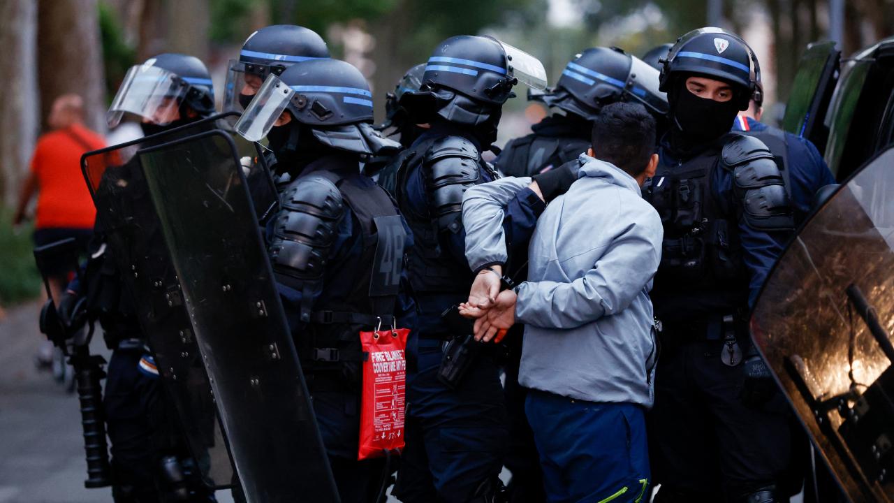 Fransa da bu akşam da 45 bin polis ve jandarma görev alacak