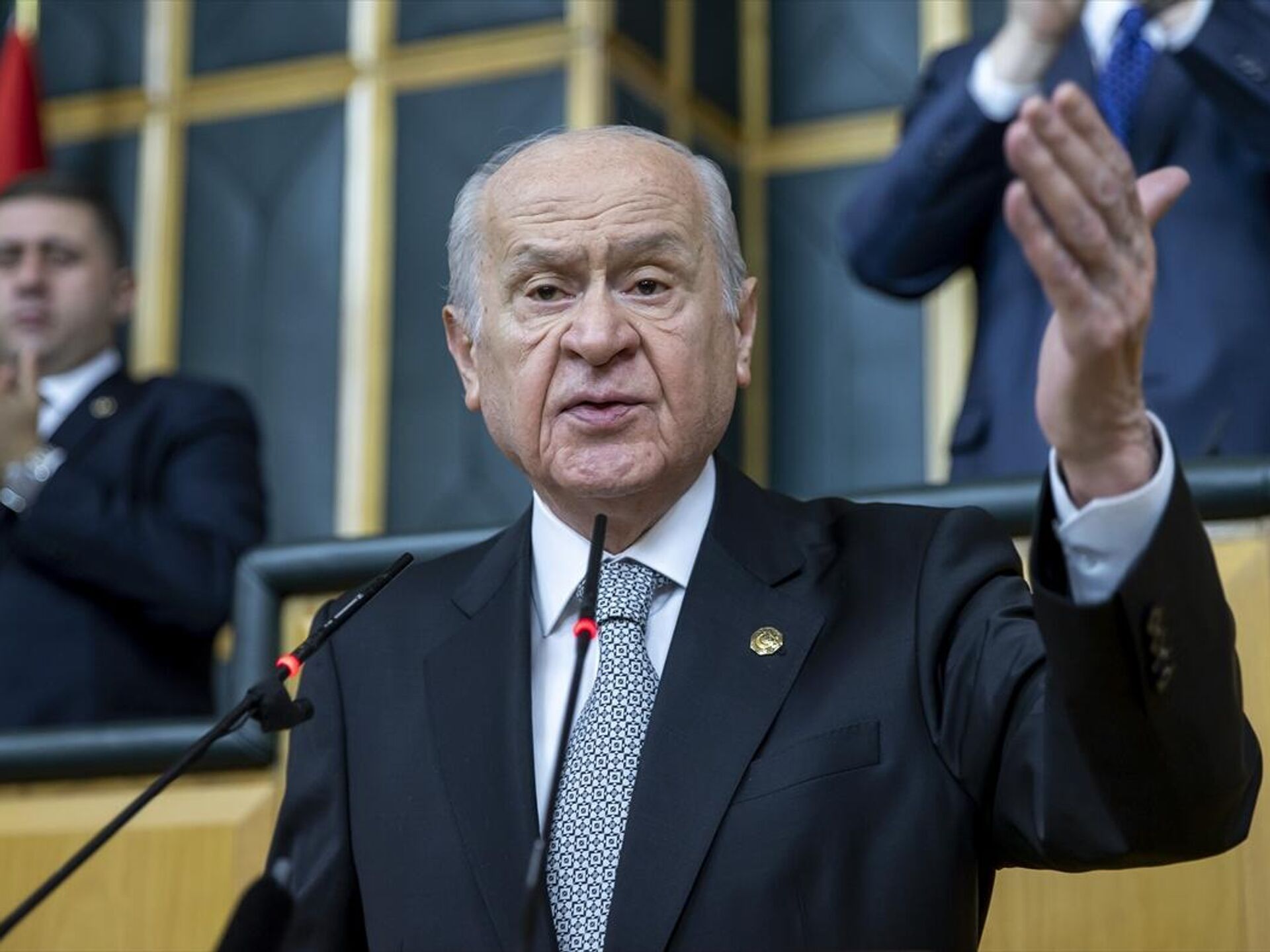 Bahçeli den gazeteciye  soru  tepkisi