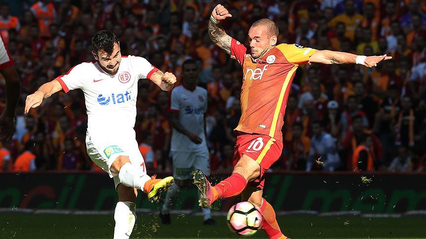 Galatasaray dan açıklama:  Sneijder in ciddi bir sorunu yok 