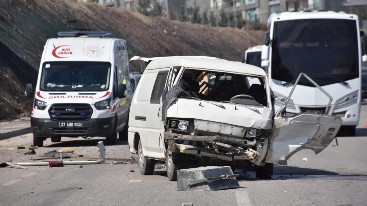 Gaziantep te otomobil ile hafif ticari araç çarpıştı: 1 ölü