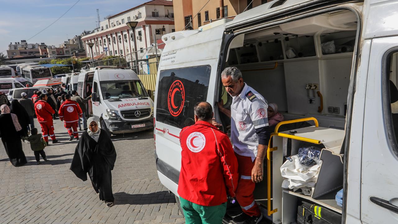 Refah Sınır Kapısı nın açıldığı ikinci günde, Gazze den 46 yaralı ve hasta Mısır a geçti