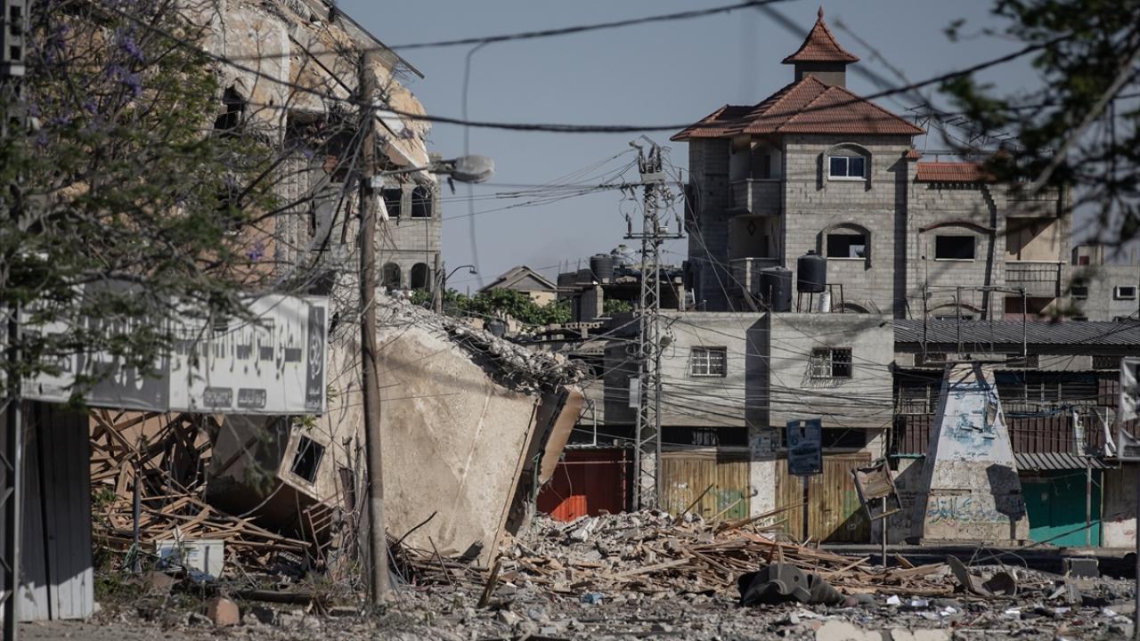 İsrail ordusunun Gazze de bir eve düzenlediği saldırıda 8 Filistinli hayatını kaybetti