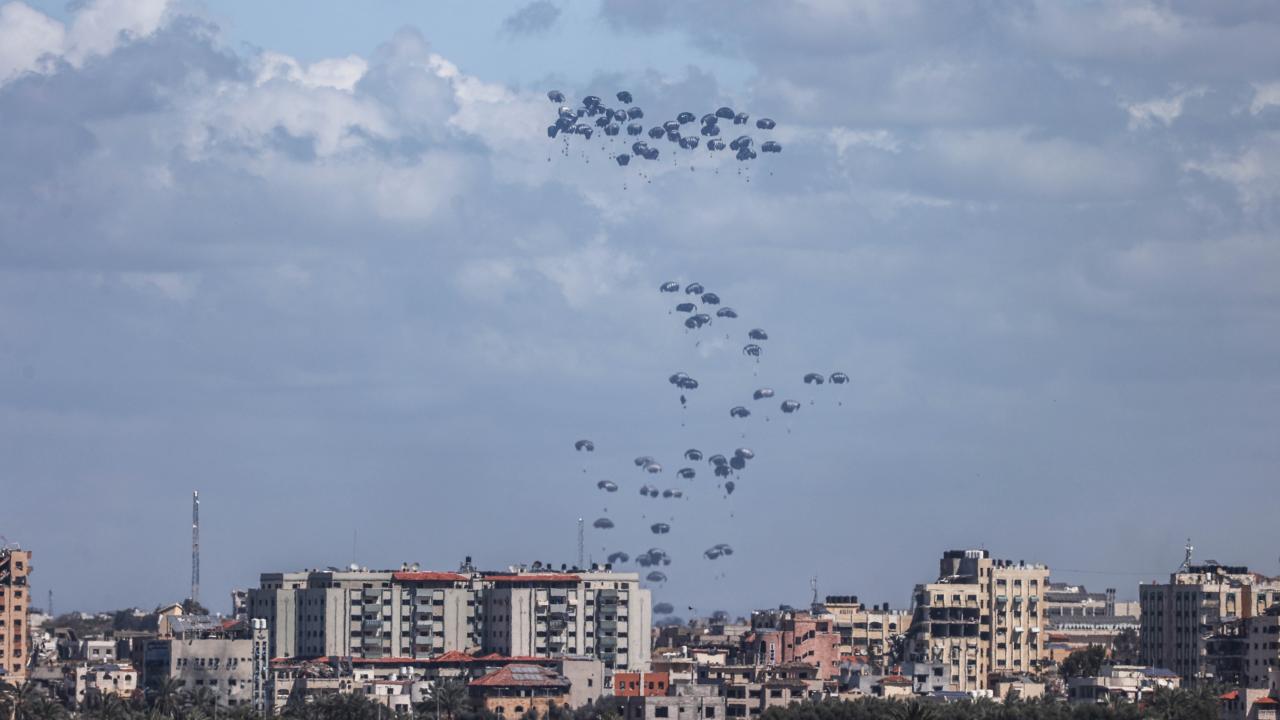 Gazze ye 3 ay sonra ilk kez havadan insani yardım indirildi