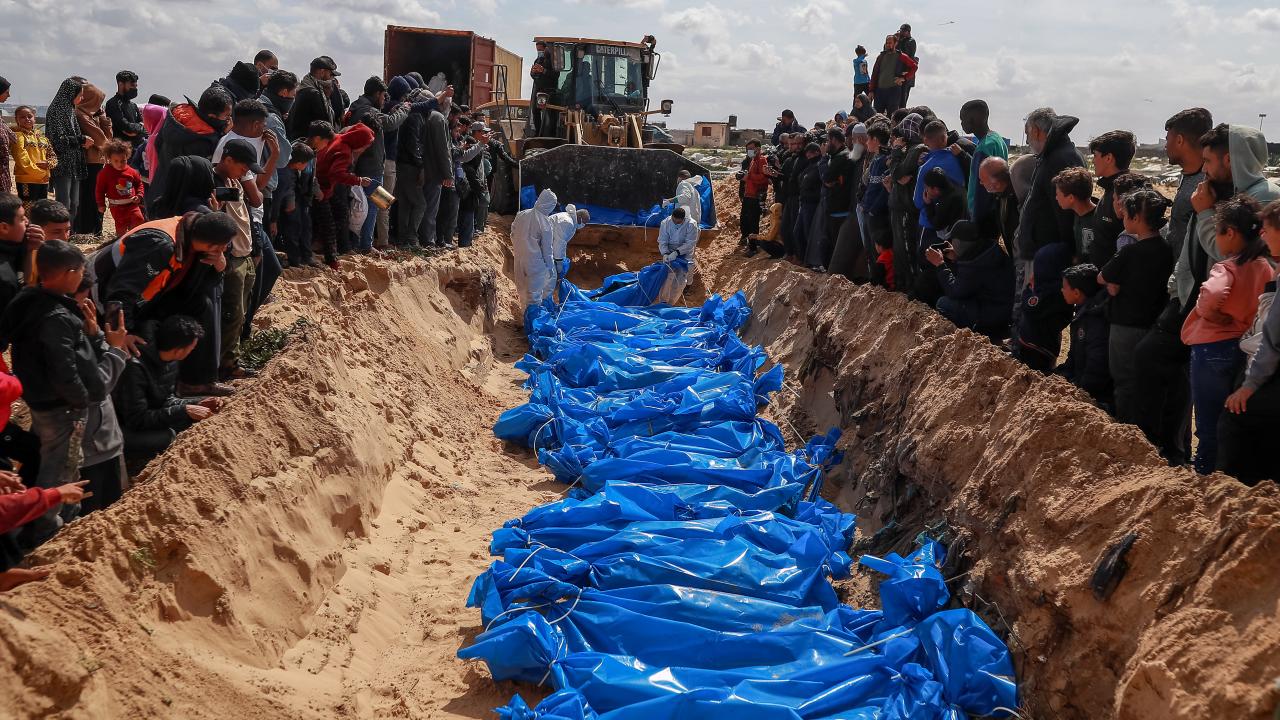 İsrail, Gazze Şeridi ndeki hastaneleri toplu mezarlara dönüştürdü