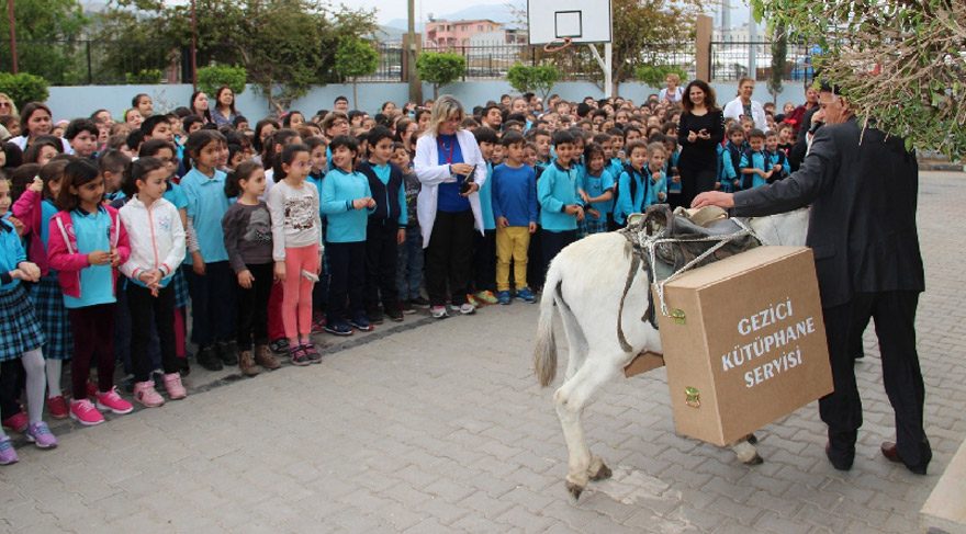 Eşekle çocuklara kitap dağıttı