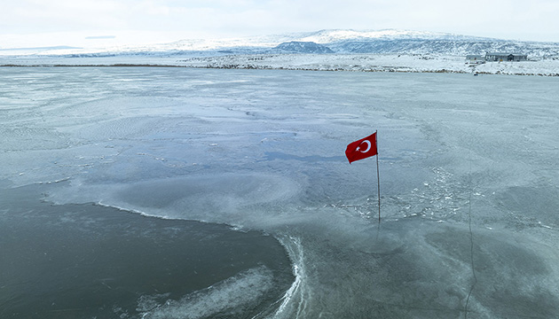 Buz tutan Çıldır Gölü nün eşsiz görüntüsü