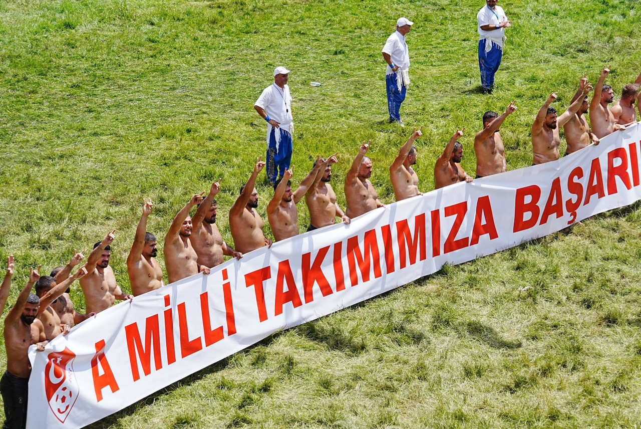 Kırkpınar’da başpehlivanlardan A Milli Futbol Takımı’na destek