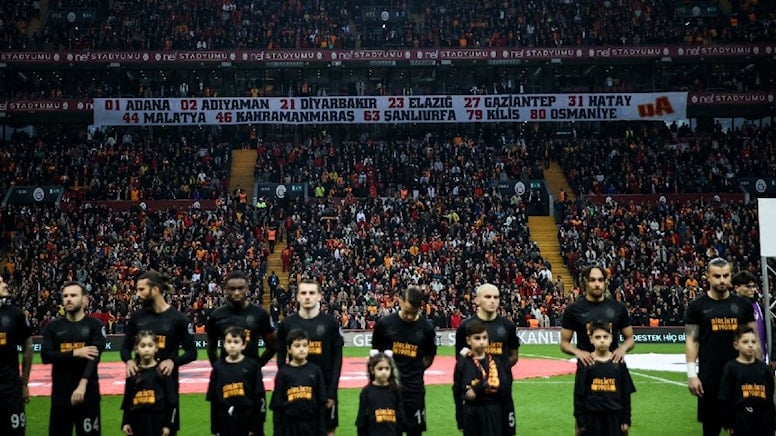 Galatasaray tribününde de  hükümet istifa  sloganları duyuldu