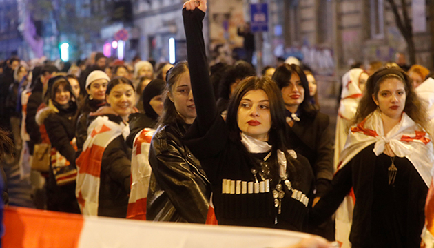 Komşuda binlerce kişi sokaklarda