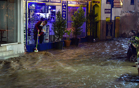 Bodrum’da sağanak: Caddeler dere oldu!