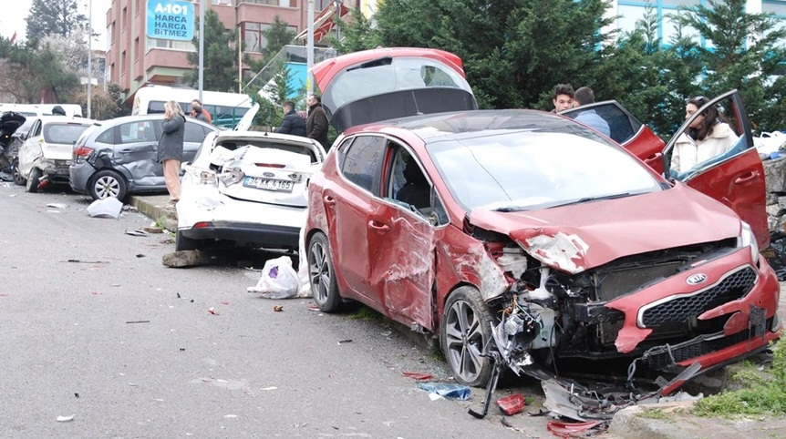 İstanbul da hafriyat kamyonu dehşeti! 13 araç pert oldu, 1 çocuk yaralandı