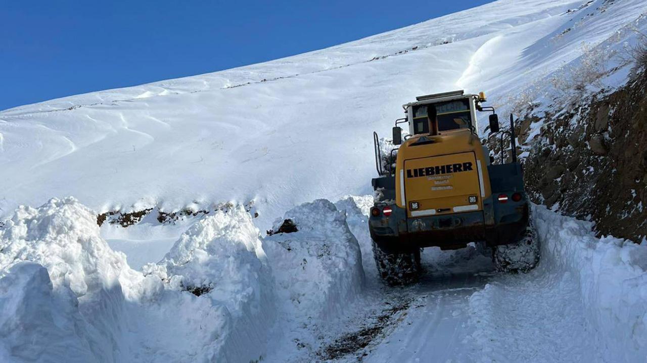 Hakkari de ekimde 1 metre kar kalınlığı