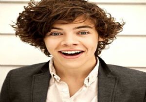 One Direction ın Solisiti Harry 17’lik sevgilisiy tepkileri üzerine çekti!