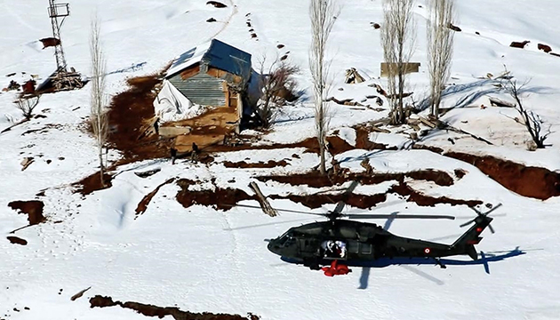 Besiciye helikopter ile yem ulaştırıldı