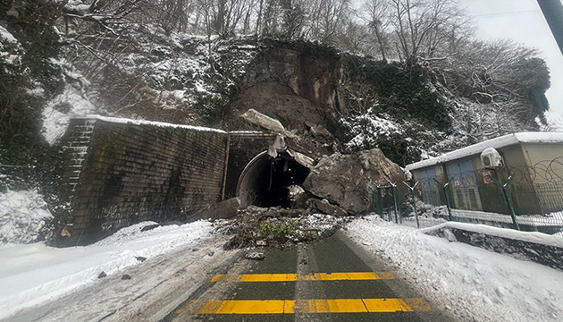 Karadeniz Sahil Yolu nda heyelan