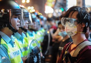 Hong Kong da son durum! Gösteri alanları boşaltılacak!