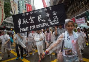 Hong Konglular Demokrasi İçin Yürüdü