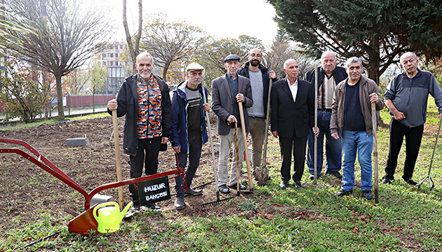 Huzurevi sakinleri toprakla uğraşarak umutlarını diri tutuyor