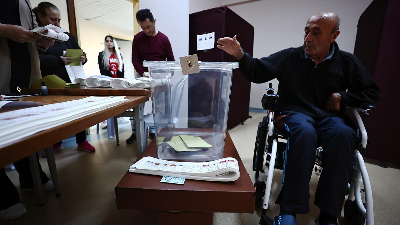 Düzce de huzurevi sakinleri sandık başına gitti