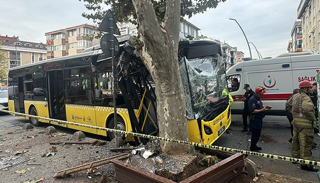 Otobüs ağaca çarptı: Yaralılar var