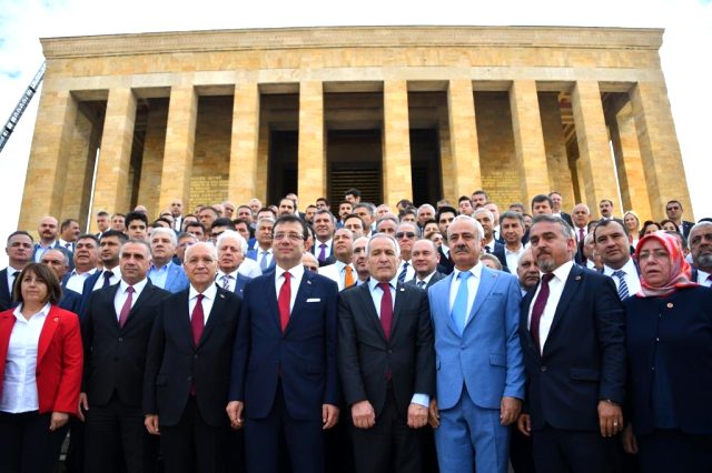 İmamoğlu yeniden Anıtkabir de