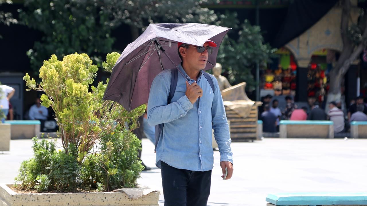 İran da sıcaklar nedeniyle tüm kamu kurumları tatil edildi