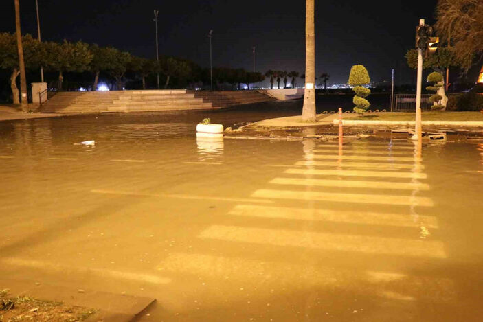 İskenderun da deniz taştı!