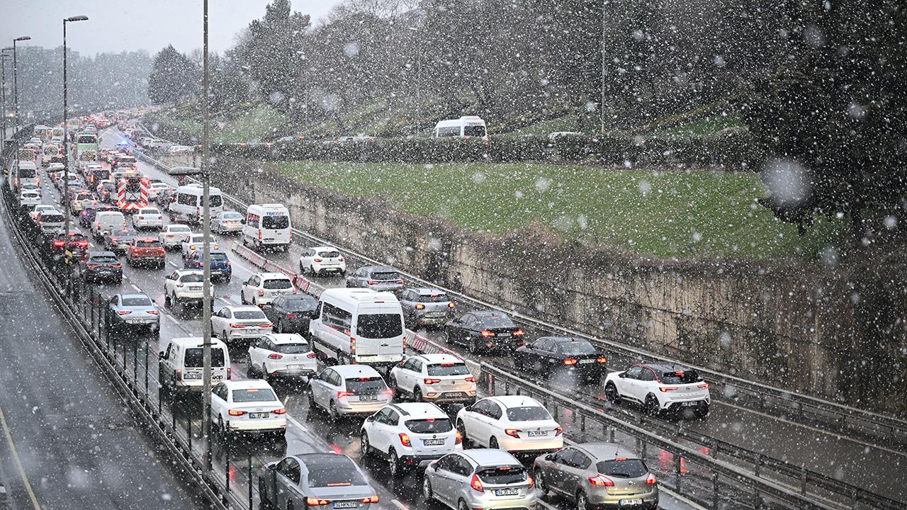 İstanbul da beklenen kar yağışı başladı