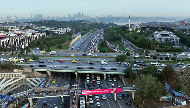 İstanbul da trafik yoğunluğu yaşanıyor