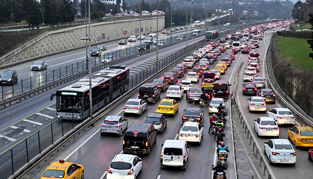 Okulların açılmasıyla trafik yoğunluğu katlandı