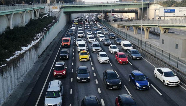 İstanbul da sabah trafiği yoğunluğu