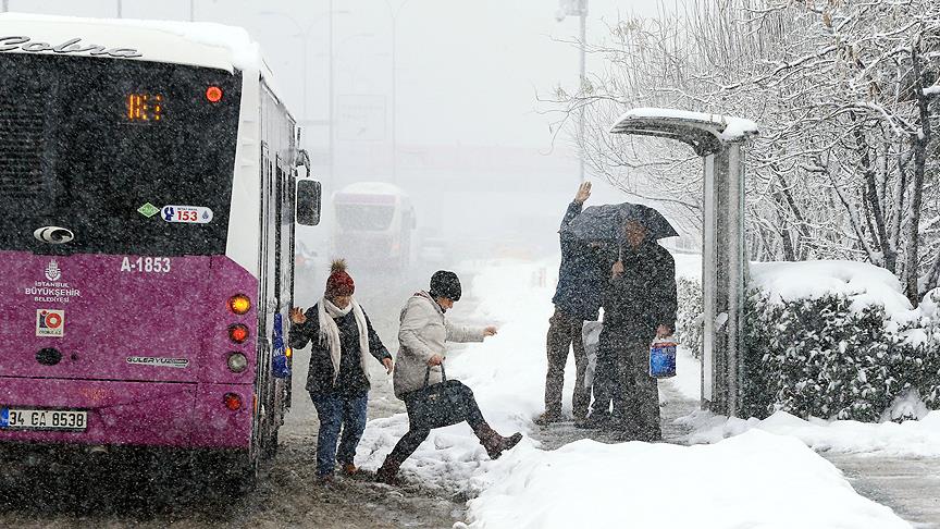 İstanbul da şiddetli kar yağışı sürüyor