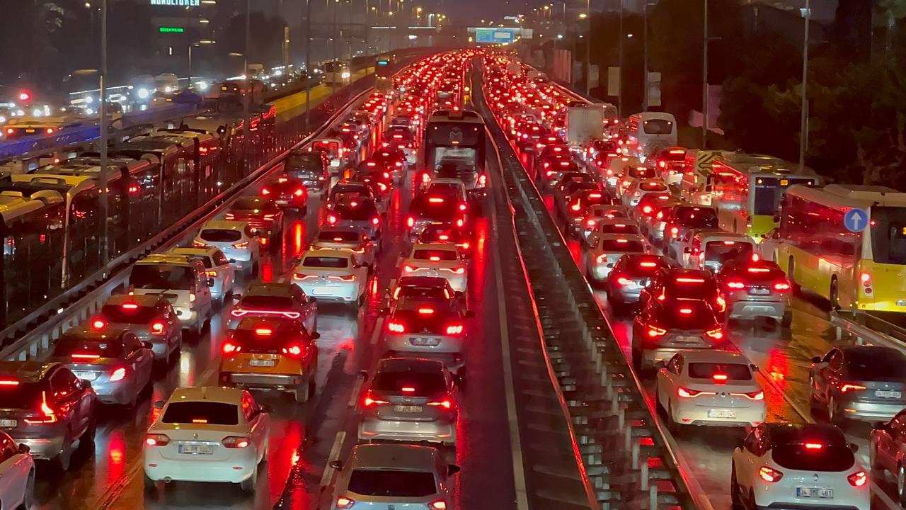 İstanbul da trafik yoğunluğu yüzde 90