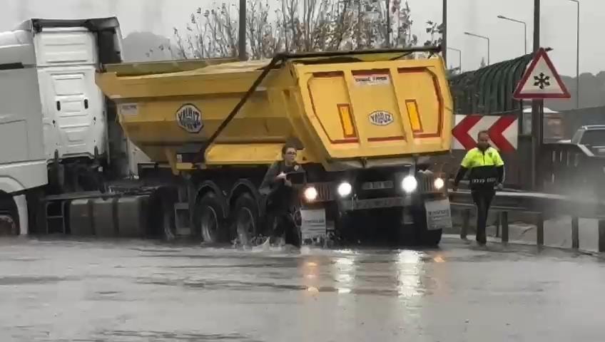 İstanbul da sağanak hayatı felç etti