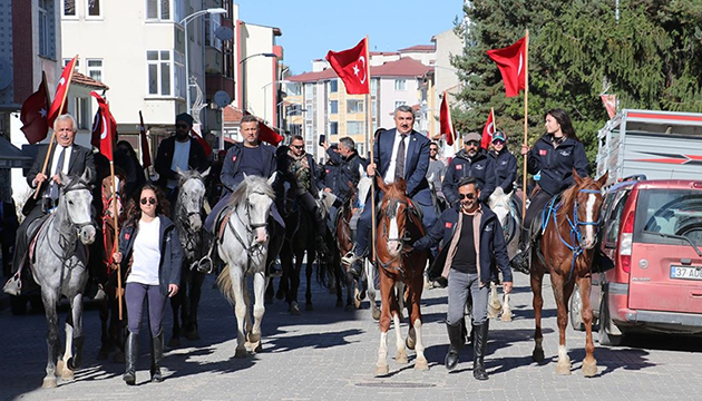 İstiklal Yolu nu atlarla geçtiler!